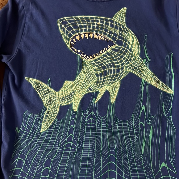 Children’s Place Boys Royal Blue Shark Graphic Long Sleeve Crewneck T-shirt - Picture 2 of 5